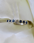 Anillo Cintillo Zafiros Azules de Ceylán y Diamante Oro Blanco 18kl 