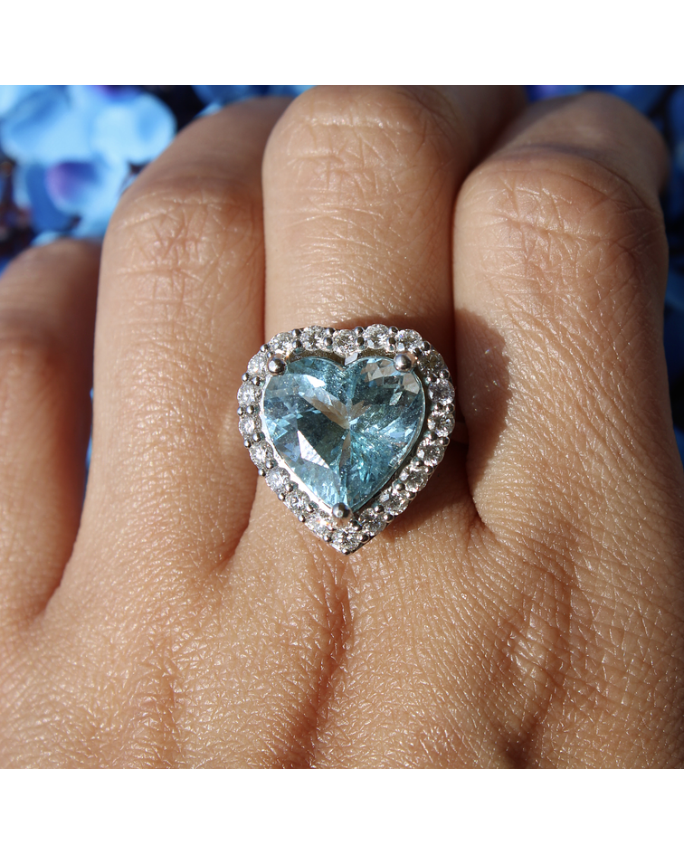 Anillo Gran Aguamarina corte Corazón con Diamantes en Oro Blanco 18kl