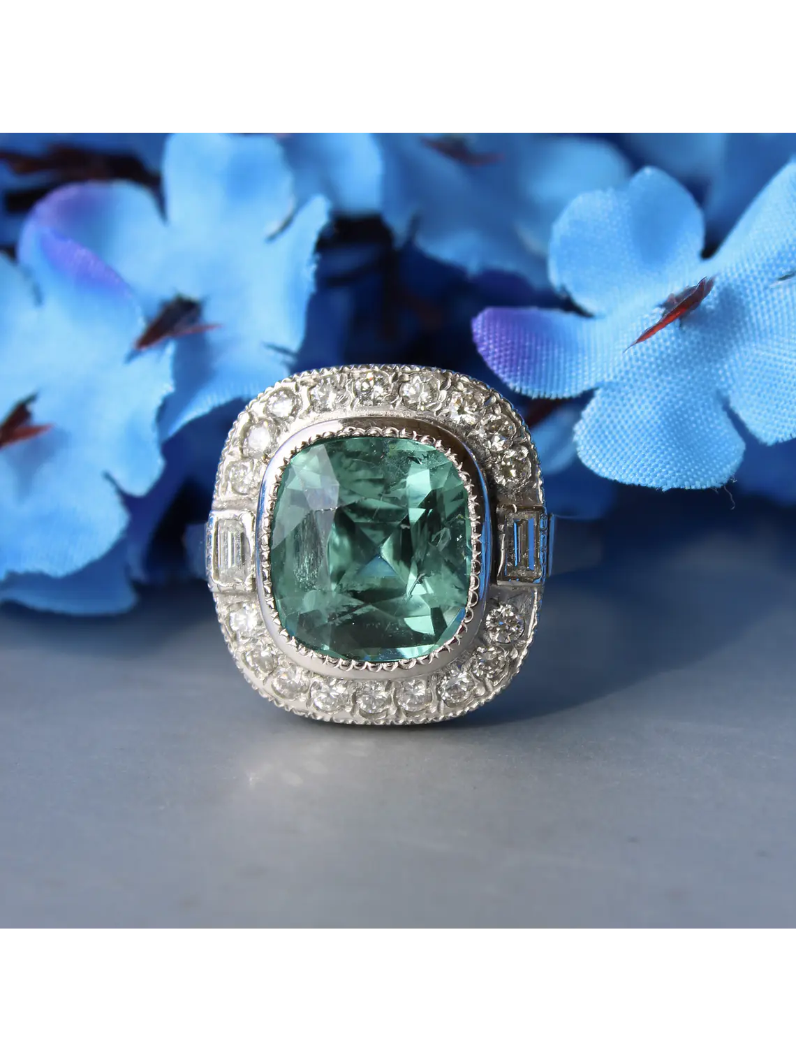 Espectacular Anillo Gran Turmalina Verde Agua con Brillantes en Platino 2