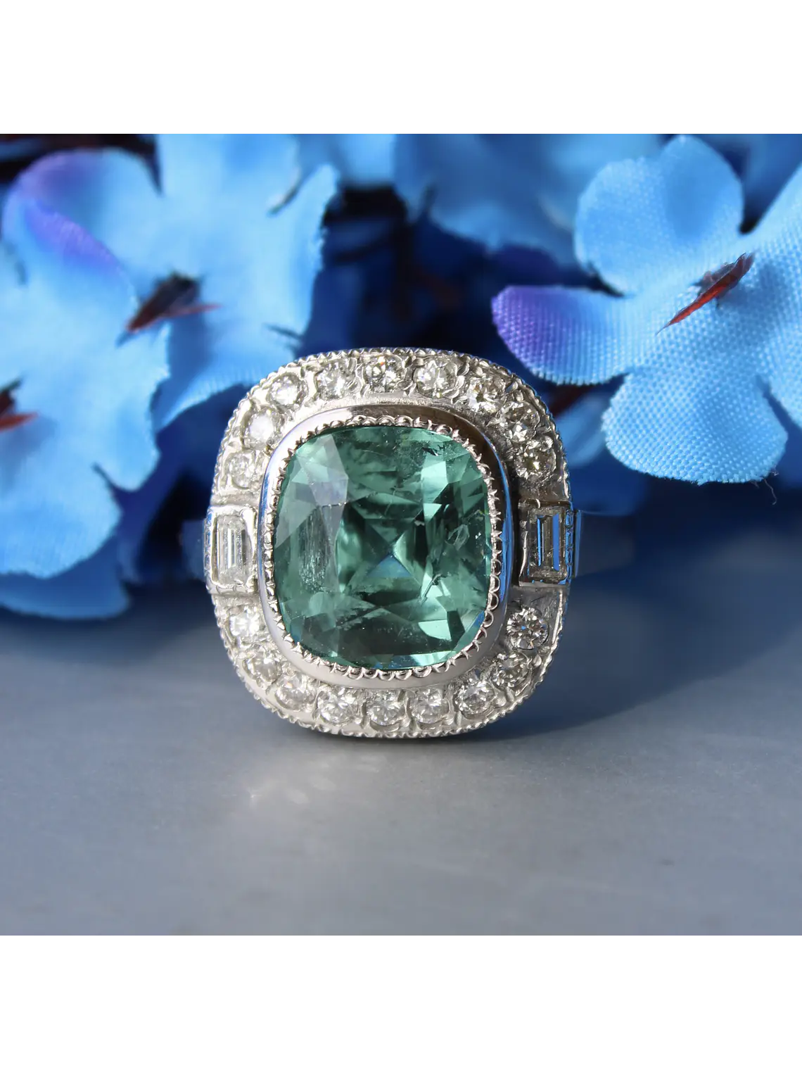Espectacular Anillo Gran Turmalina Verde Agua con Brillantes en Platino 1