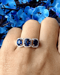 Anillo Tricillo Zafiros Azules Ceylán rodeado de Diamantes Oro Blanco 18kl 