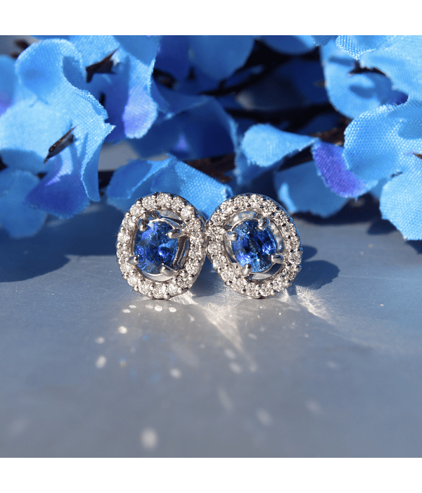 Aros Ovalados Zafiro Azul Ceylán y Diamantes en Oro Blanco 18kl  