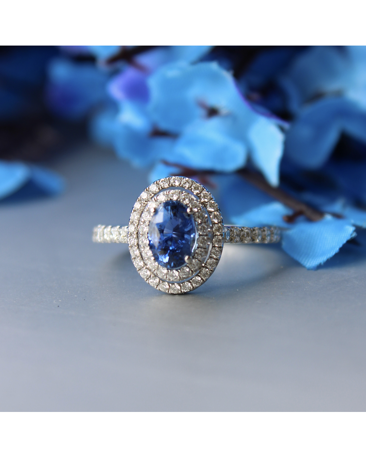 Elegante Anillo Zafiro Azul Ceylán Ovalado con Doble Halo de Diamantes