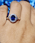 Anillo Zafiro Azul Ovalado con Halo de Diamantes en Platino