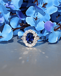 Anillo Zafiro Azul Ovalado con Halo de Diamantes en Platino