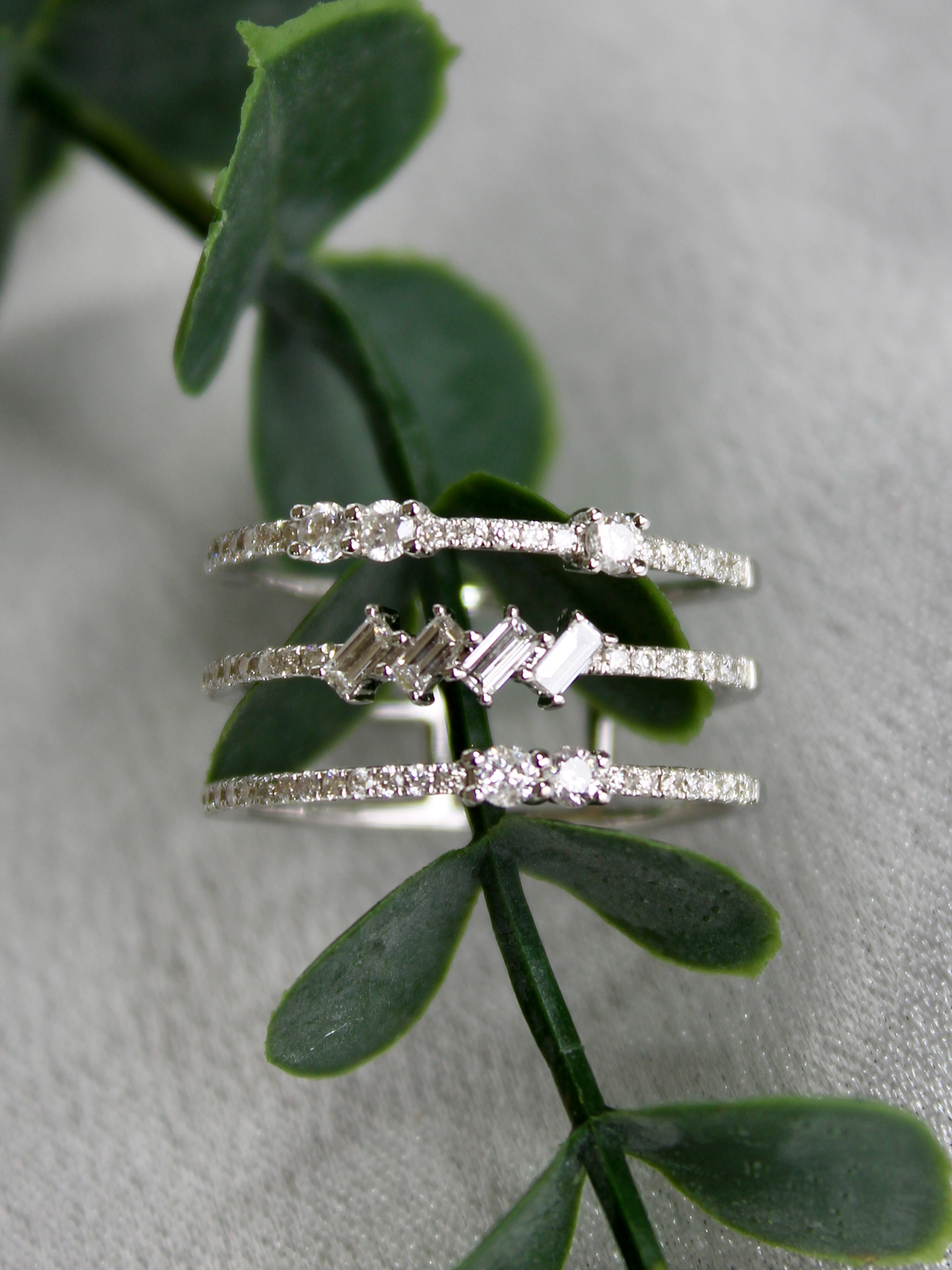 Anillo Cintillo Triple Brillantes 70 puntos Oro Blanco 18K 2