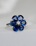 Anillo Flor de Zafiros Azules y Brillantes en Oro Blanco 18K