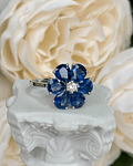 Anillo Flor de Zafiros Azules y Brillantes en Oro Blanco 18K