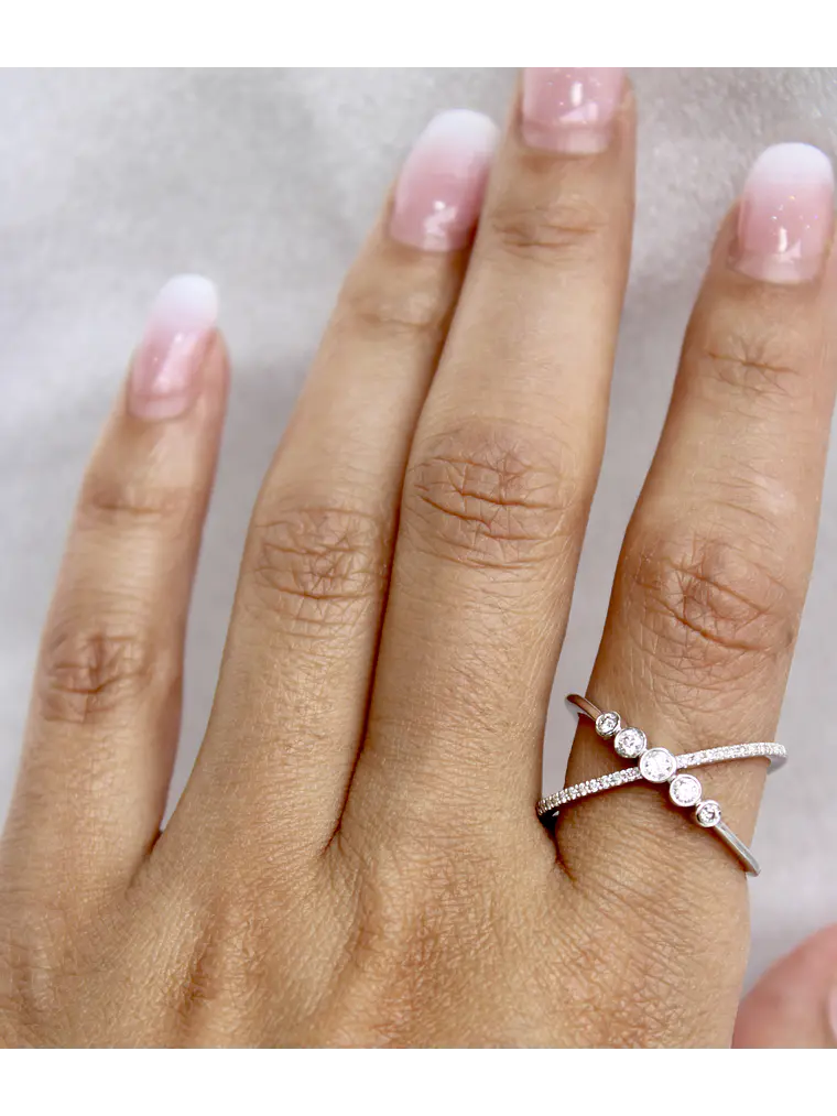 Moderno Anillo Cintillo Cruzado Brillantes Oro Blanco 18K 3