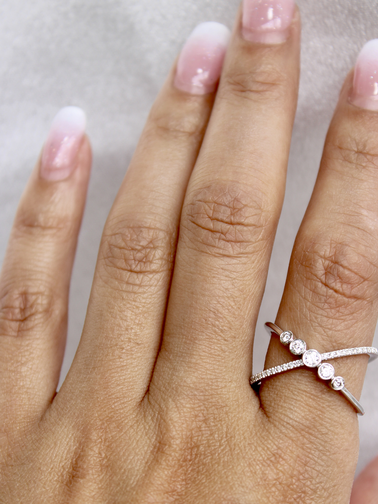 Moderno Anillo Cintillo Cruzado Brillantes Oro Blanco 18K 3