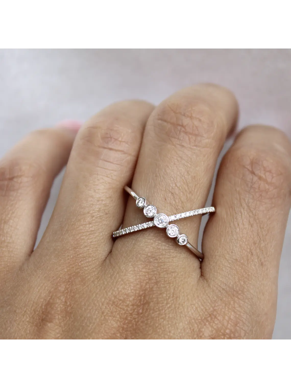 Moderno Anillo Cintillo Cruzado Brillantes Oro Blanco 18K 5