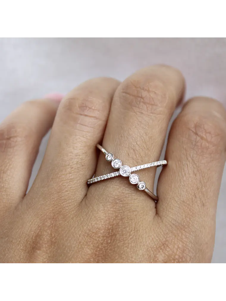 Moderno Anillo Cintillo Cruzado Brillantes Oro Blanco 18K 5