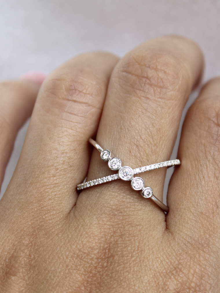 Moderno Anillo Cintillo Cruzado Brillantes Oro Blanco 18K 5