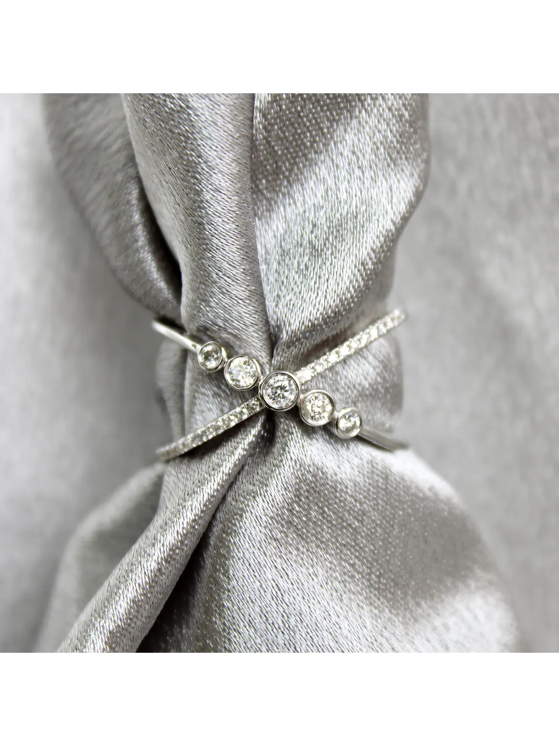 Moderno Anillo Cintillo Cruzado Brillantes Oro Blanco 18K 2