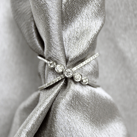 Moderno Anillo Cintillo Cruzado Brillantes Oro Blanco 18K