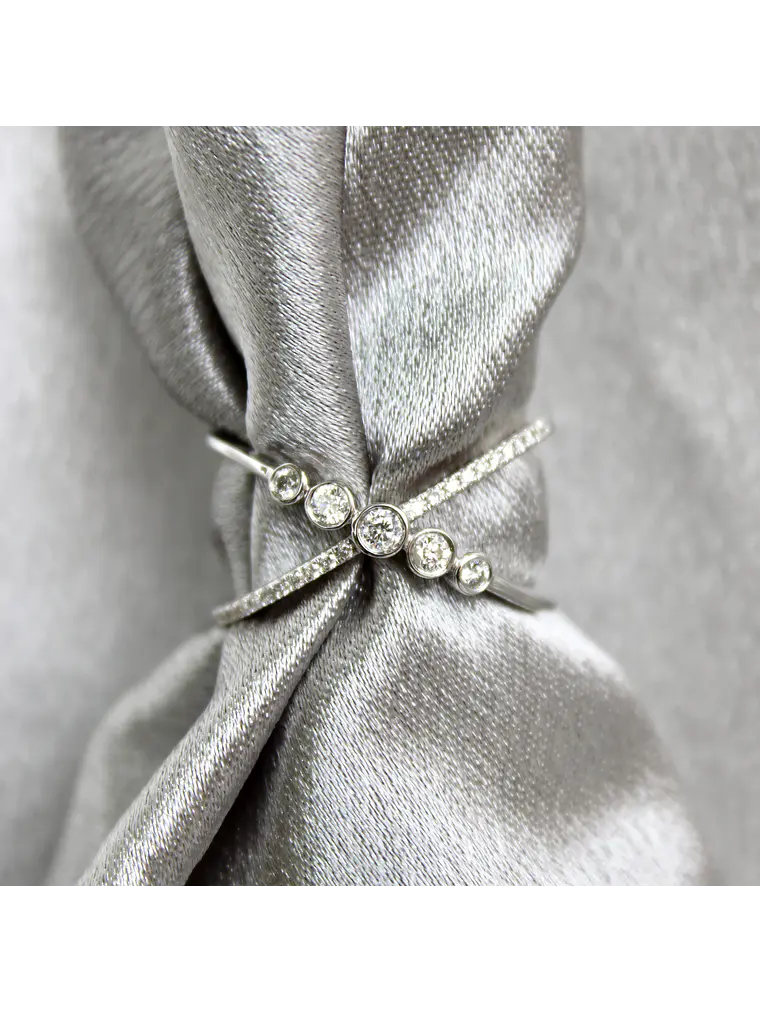 Moderno Anillo Cintillo Cruzado Brillantes Oro Blanco 18K 2