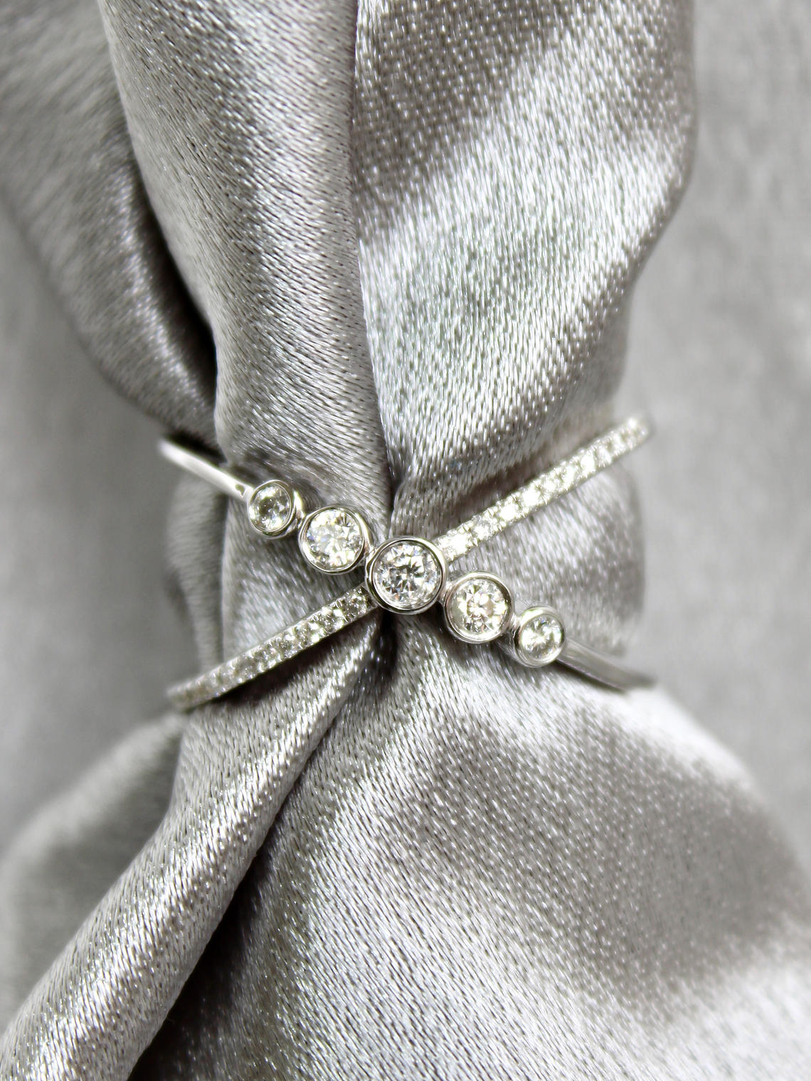 Moderno Anillo Cintillo Cruzado Brillantes Oro Blanco 18K 2