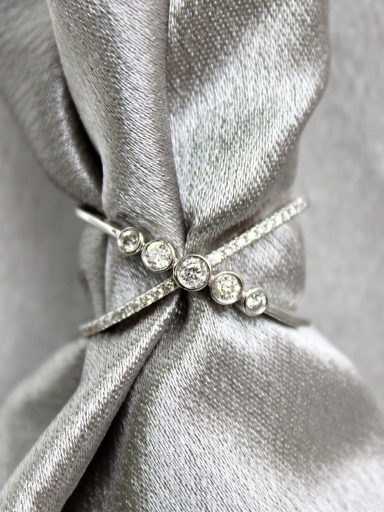 Moderno Anillo Cintillo Cruzado Brillantes Oro Blanco 18K 2