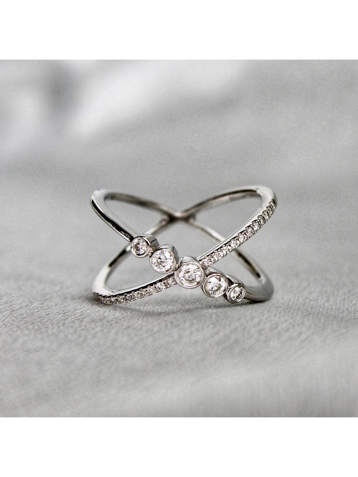 Moderno Anillo Cintillo Cruzado Brillantes Oro Blanco 18K 1