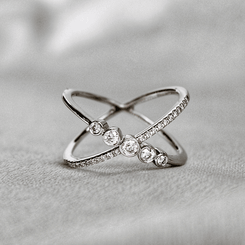 Moderno Anillo Cintillo Cruzado Brillantes Oro Blanco 18K