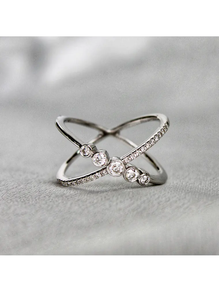 Moderno Anillo Cintillo Cruzado Brillantes Oro Blanco 18K 1