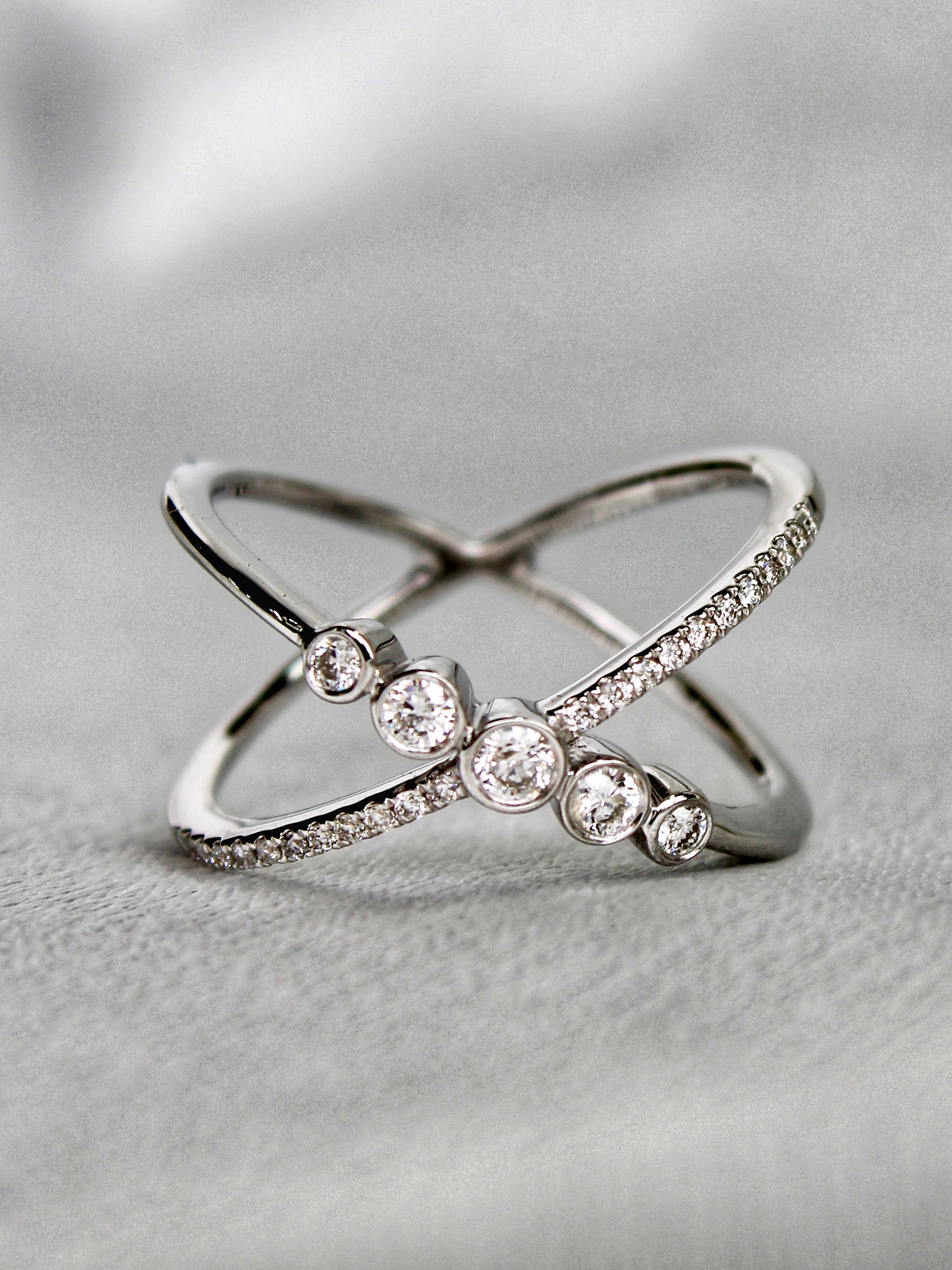 Moderno Anillo Cintillo Cruzado Brillantes Oro Blanco 18K 1