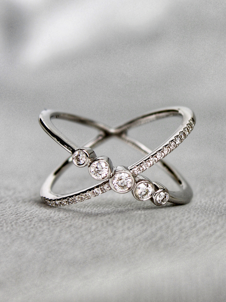 Moderno Anillo Cintillo Cruzado Brillantes Oro Blanco 18K 1