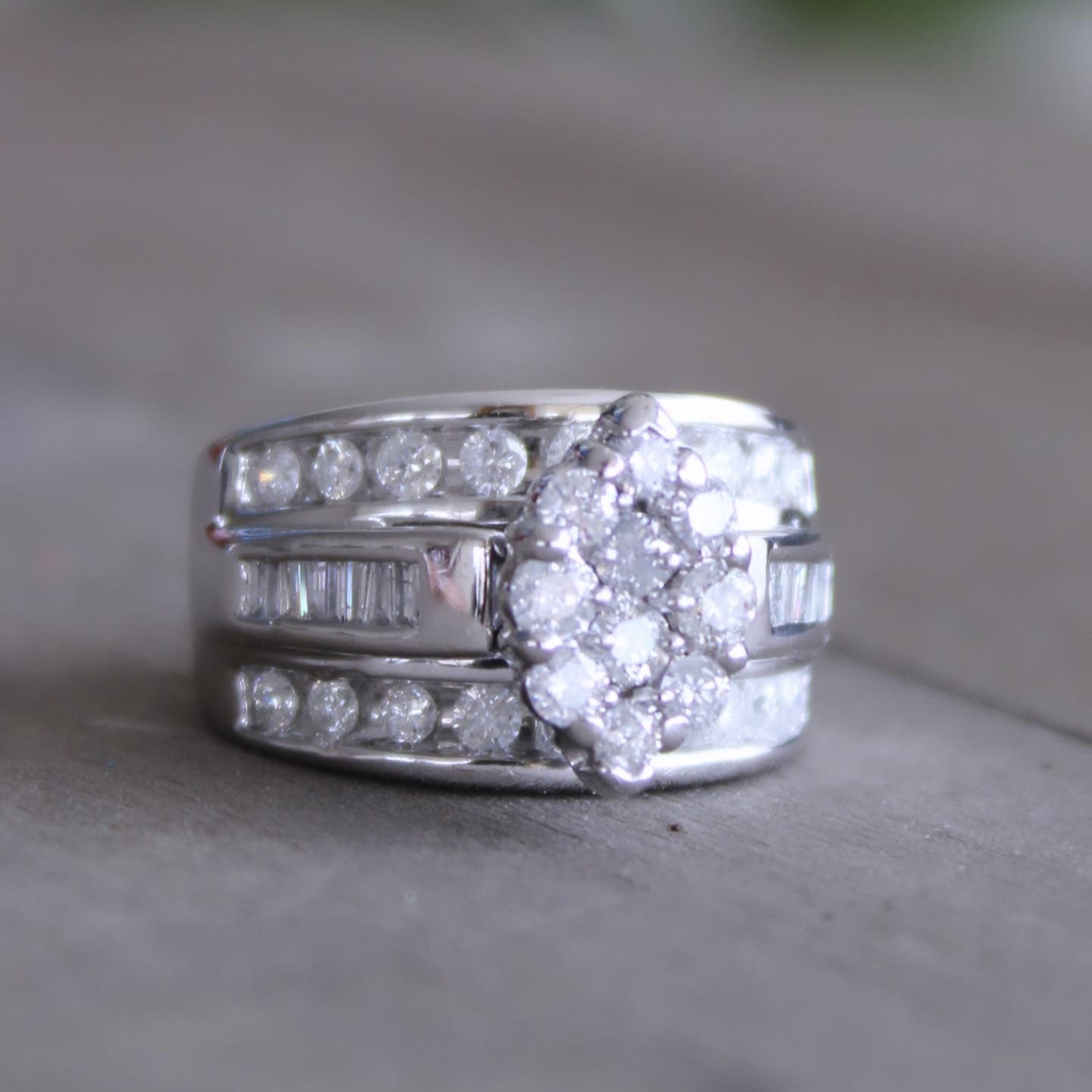 Maxi Anillo Cintillo Ancho Diamantes en Oro Blanco