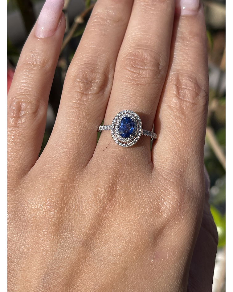 Elegante Anillo Zafiro Azul Ceylán Ovalado con Doble Halo de Diamantes