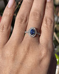 Elegante Anillo Zafiro Azul Ceylán Ovalado con Doble Halo de Diamantes
