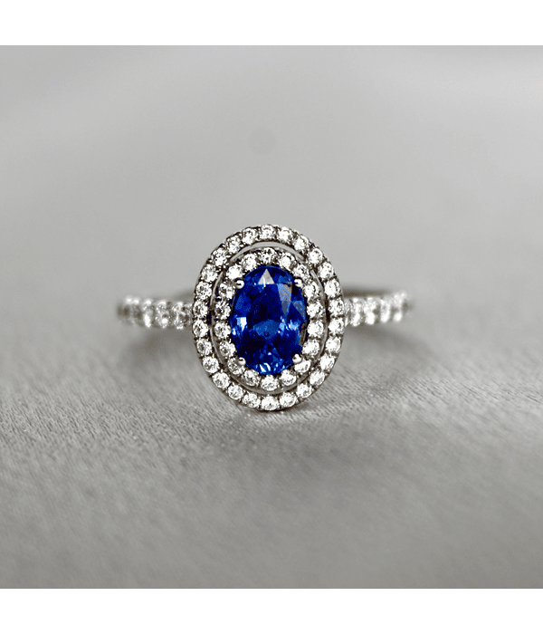 Elegante Anillo Zafiro Azul Ceylán Ovalado con Doble Halo de Diamantes