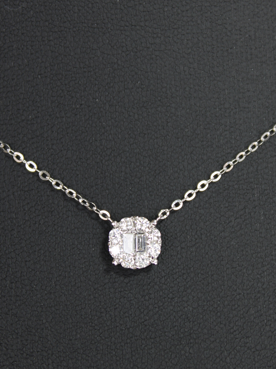 Collar Redondo Diamantes Baguette Oro Blanco 18K 2