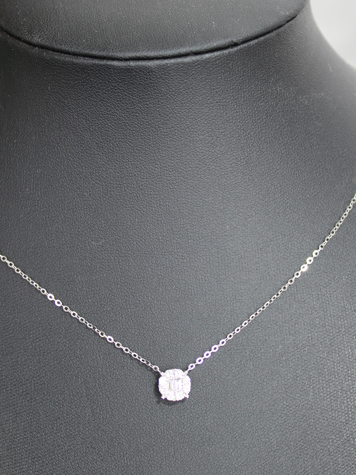 Collar Redondo Diamantes Baguette Oro Blanco 18K 1