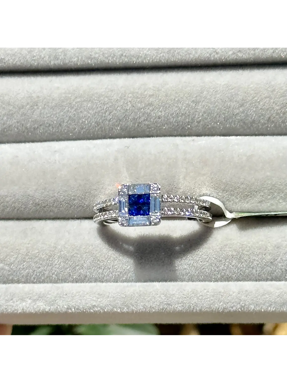 Elegante Anillo Zafiros Azules con Halo de Diamantes Baguettes 2