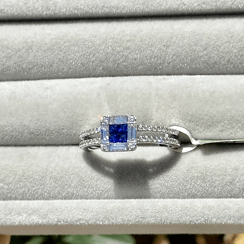 Elegante Anillo Zafiros Azules con Halo de Diamantes Baguettes
