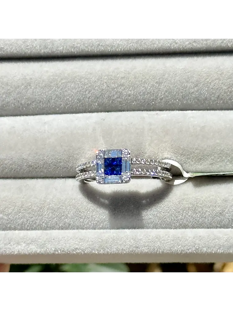 Elegante Anillo Zafiros Azules con Halo de Diamantes Baguettes 2