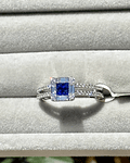 Elegante Anillo Zafiros Azules con Halo de Diamantes Baguettes
