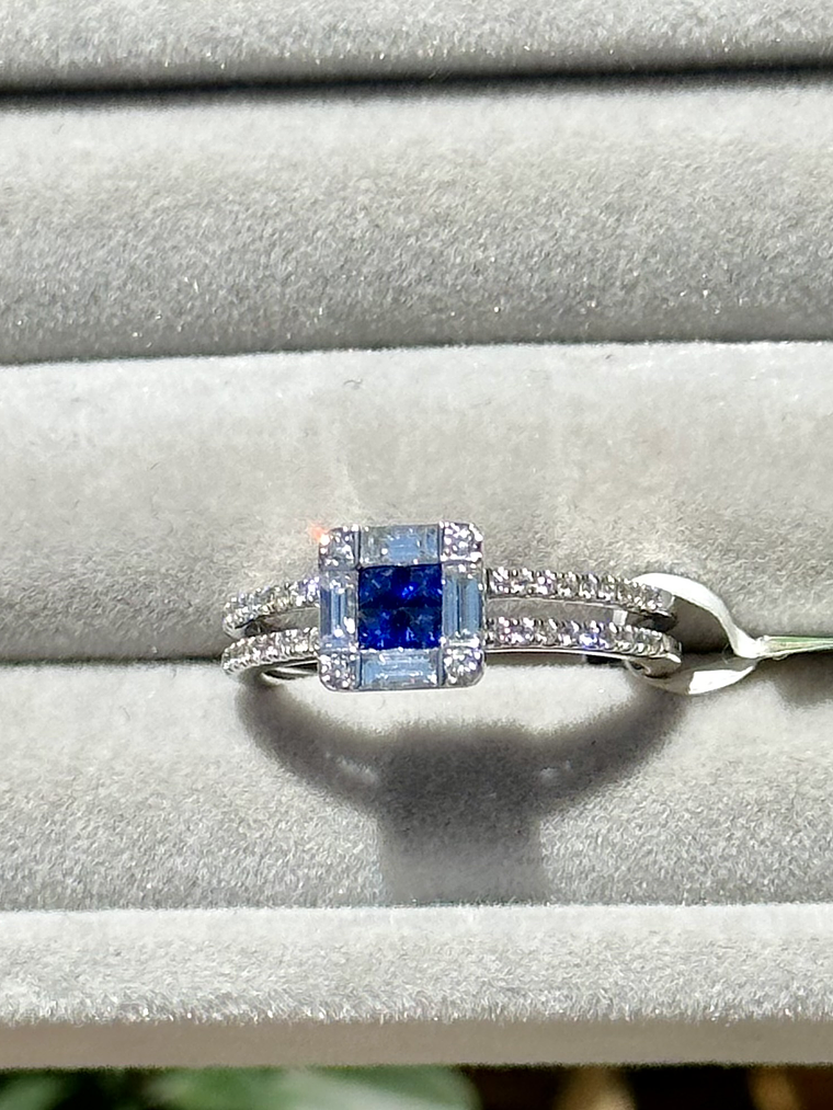 Elegante Anillo Zafiros Azules con Halo de Diamantes Baguettes 2
