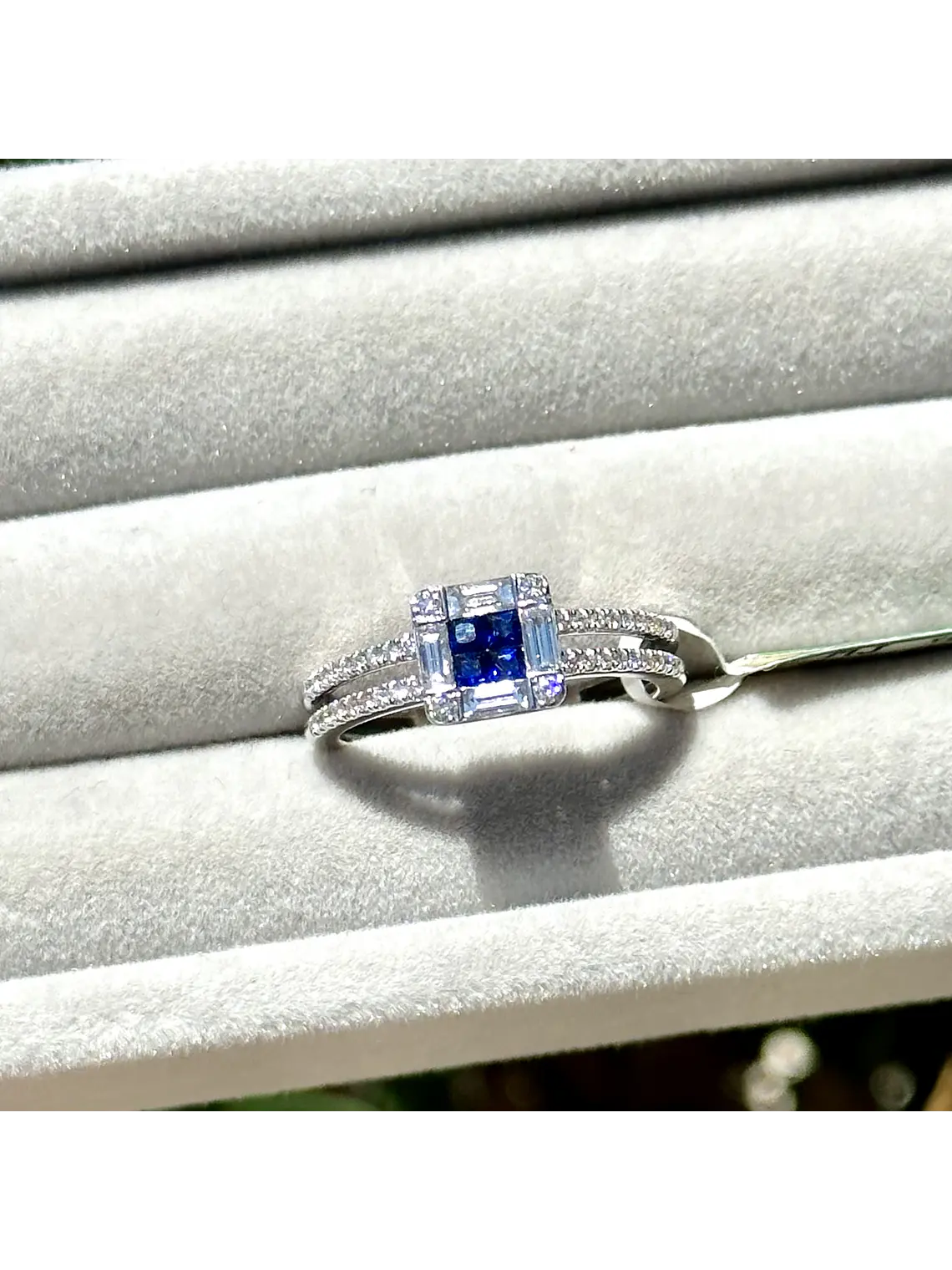 Elegante Anillo Zafiros Azules con Halo de Diamantes Baguettes 3
