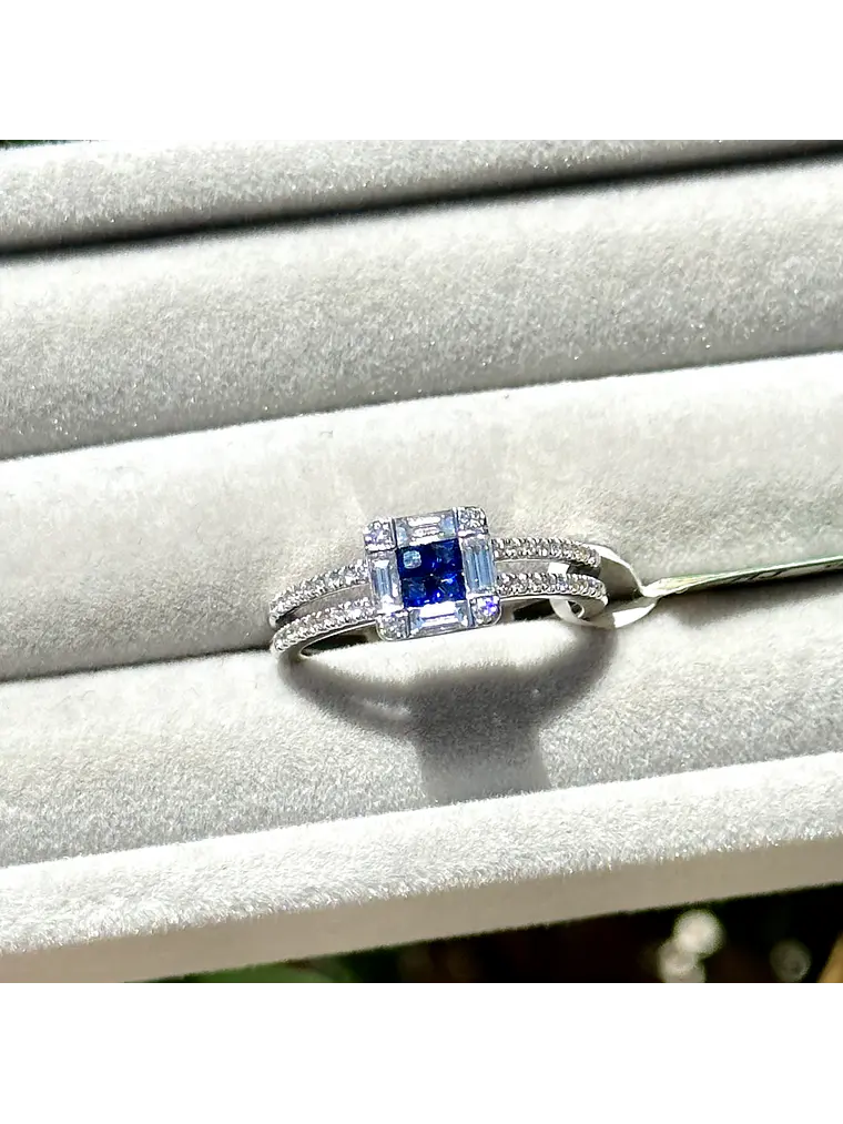 Elegante Anillo Zafiros Azules con Halo de Diamantes Baguettes 3