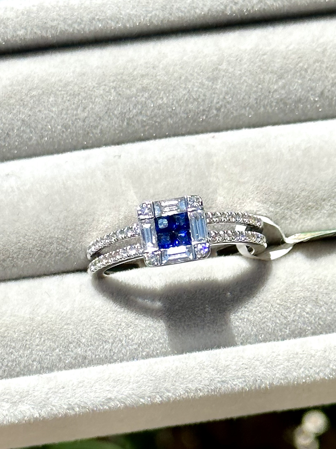Elegante Anillo Zafiros Azules con Halo de Diamantes Baguettes 3