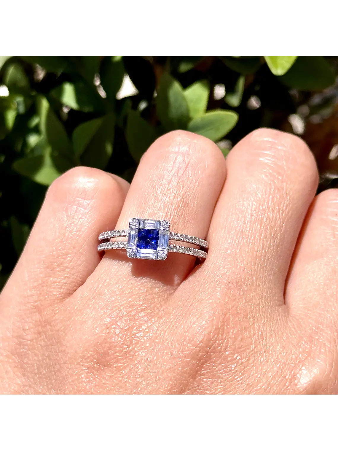 Elegante Anillo Zafiros Azules con Halo de Diamantes Baguettes 1