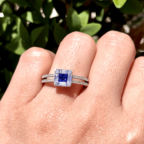 Elegante Anillo Zafiros Azules con Halo de Diamantes Baguettes