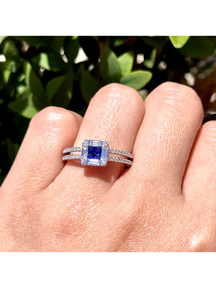 Elegante Anillo Zafiros Azules con Halo de Diamantes Baguettes 1