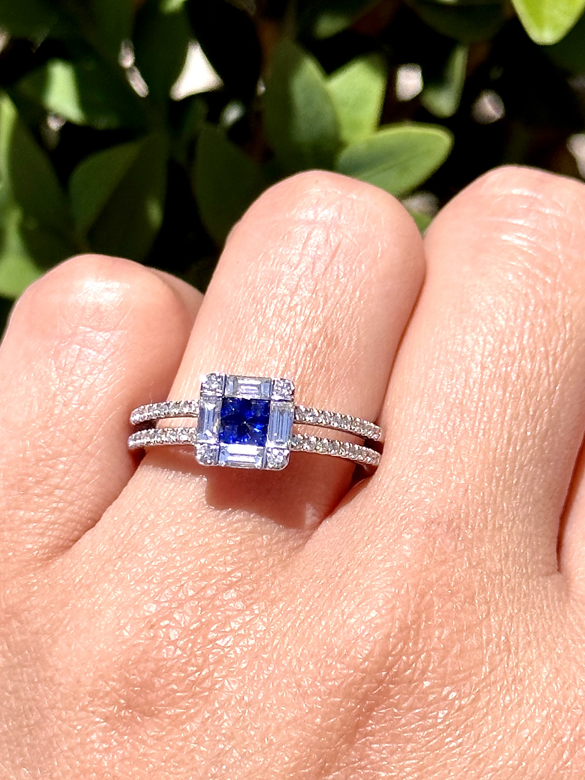 Elegante Anillo Zafiros Azules con Halo de Diamantes Baguettes 1