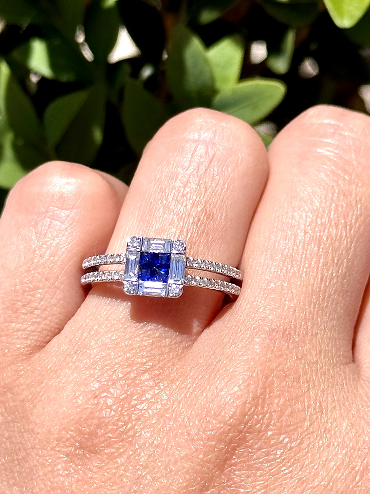 Elegante Anillo Zafiros Azules con Halo de Diamantes Baguettes 1