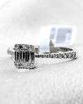 Exclusivo Anillo Solitario Diamantes Baguette Oro Blanco 18K