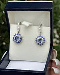 Aros Colgantes  Zafiros Azules y Diamantes en Oro Blanco 18K