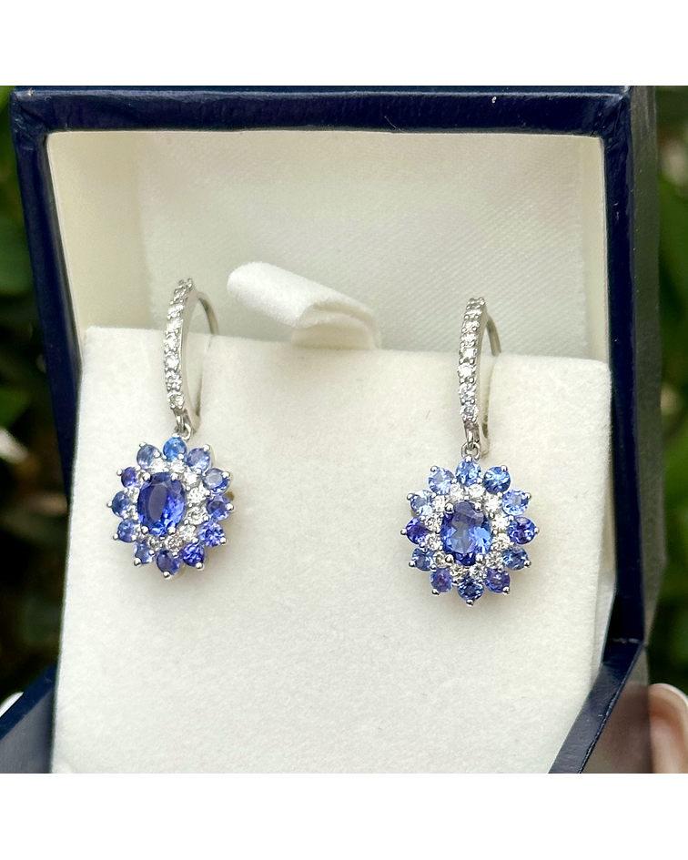 Aros Colgantes  Zafiros Azules y Diamantes en Oro Blanco 18K