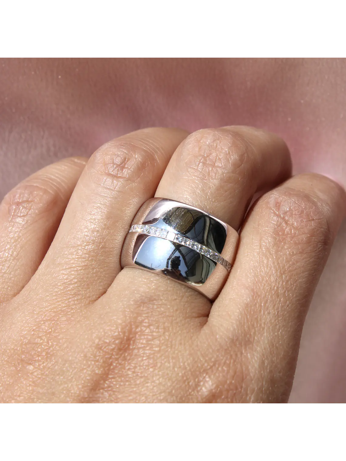 Maravilloso Anillo Sinfín, Eternity, Sin Fin Ancho Moderno Diamantes Princess en Oro Blanco 18K 7